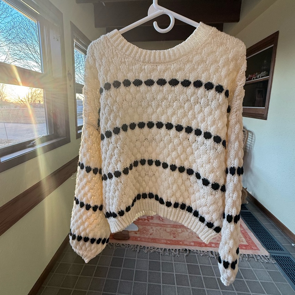 Blu Pepper Cream and Black Sweater - Picture 4 of 4